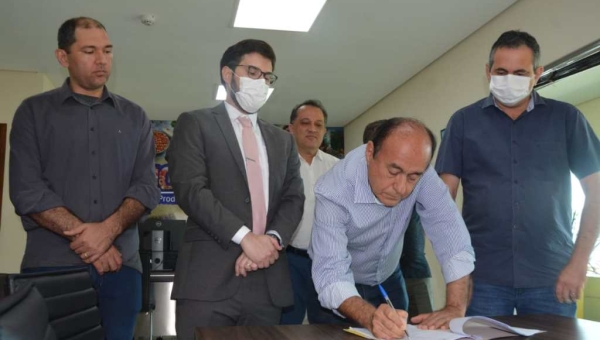 Bocalom assina Projeto de Lei para coibir furtos de fios e cobres na capital